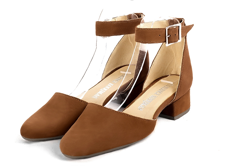 Caramel brown women's open side shoes, with a strap around the ankle. Round toe. Low block heels. Front view - Florence KOOIJMAN
